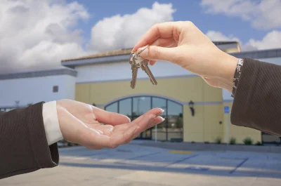 Handover of keys in a commercial purchase